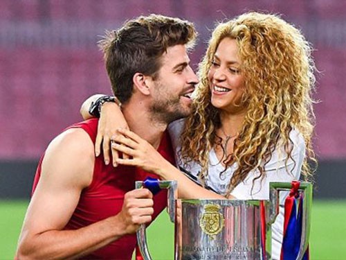 Shakira bị chồng đá bóng vào chỗ hiểm