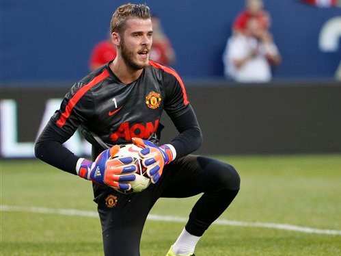 Huyền thoại M.U khuyên De Gea học Ronaldo