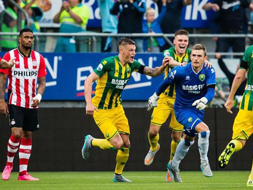 Thủ môn lập siêu phẩm khiến đội bóng cũ của Depay chết đứng phút bù giờ