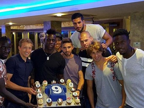 Balotelli tổ chức sinh nhật hoành tráng