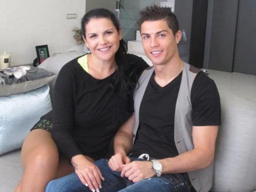 Ngất ngây với giọng ca của chị gái CR7