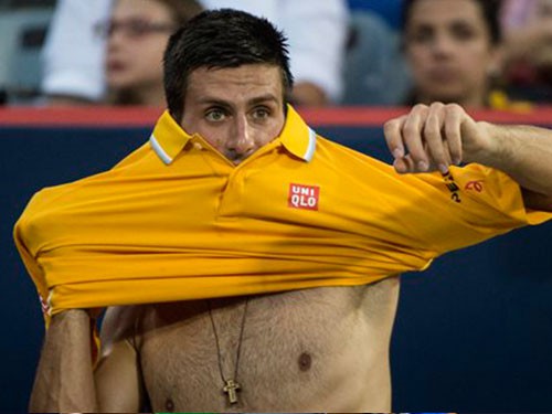 Hành động của Djokovic khiến fan nữ hò reo tán thưởng