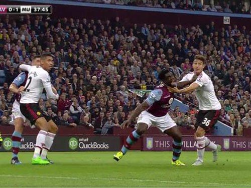 Xem lại pha bóng Darmian ‘túm cổ’ Micah Richards trong vòng cấm