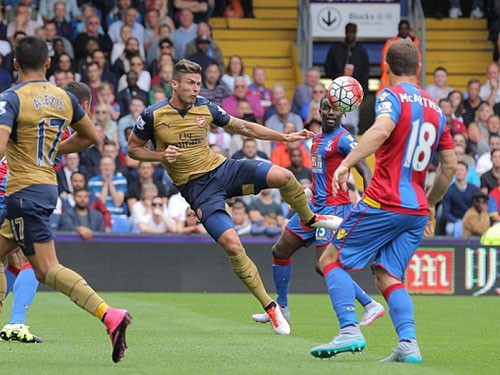 Cú ngả người móc bóng của Giroud đẹp nhất vòng 2 Premier League