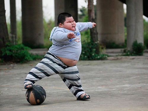 Cười té ghế bởi trò đùa với trái bóng