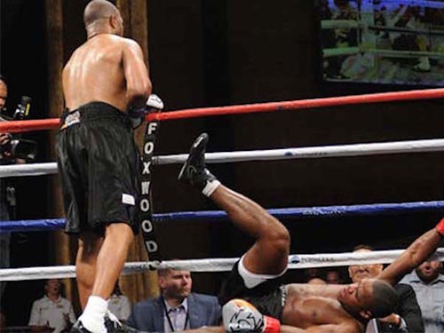 Gừng càng già càng cay, Roy Jones hạ đo ván đối thủ kém 22 tuổi