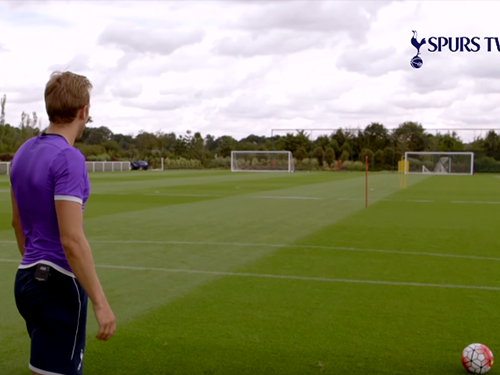 Hary Kane trổ tài sút xà ngang từ hàng chục mét