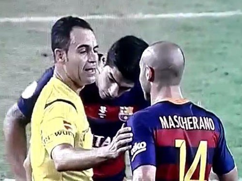 Luis Suarez tò mò, kiện trọng tài gian lận thời gian
