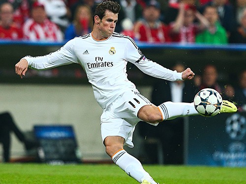 Bale trổ tài ‘cắt kéo’ tuyệt đẹp trong hồ bơi