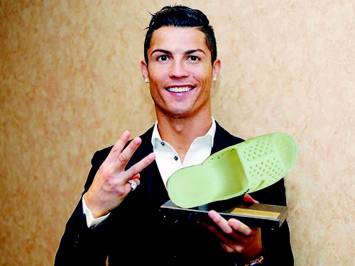 Ronaldo sản xuất dép tổ ong ở Việt Nam