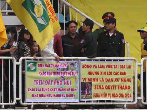 CĐV SLNA: Giận thì giận, mà…