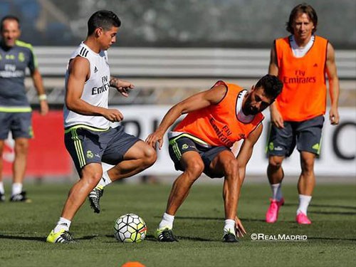 James Rodriguez phòng thủ rồi dứt điểm tuyệt hay trên sân tập