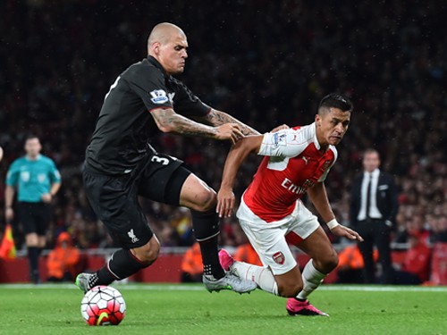Gary Neville: “Wenger ngây thơ, hoặc kiêu ngạo”