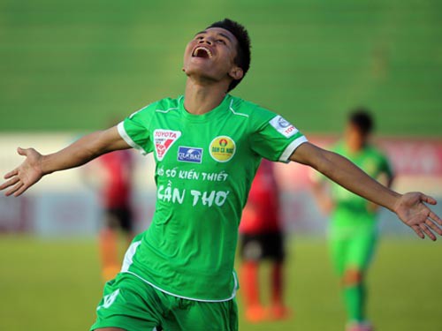 V.League giai đoạn “chợ chiều”: Khi cả làng cùng… “chạy”