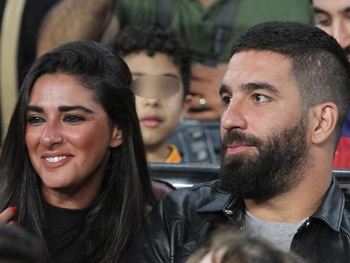 Turan làm hàng xóm với Iniesta, Pique và Alves