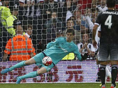 Pha cản phá penalty thành công của Courtois xuất sắc nhất tuần qua