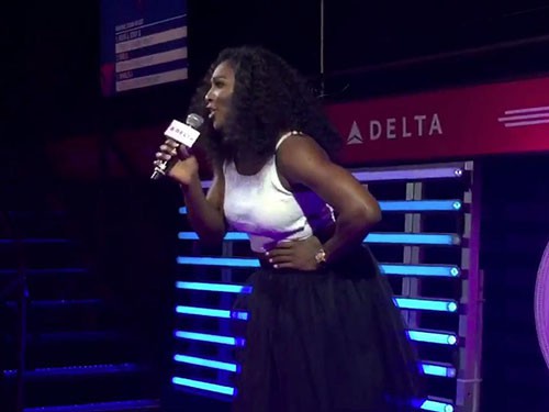 Serena Williams hát karaoke như Lệ Rơi hát live