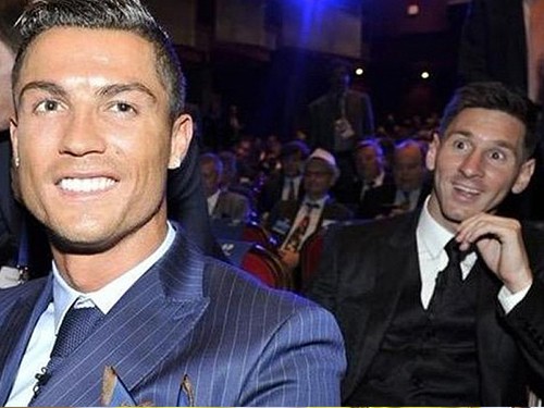 Góc quay đắt giá bắt cận cảnh Messi cười đểu Ronaldo