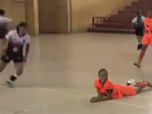 Nữ cầu thủ futsal vỡ mồm vì quá kỹ thuật