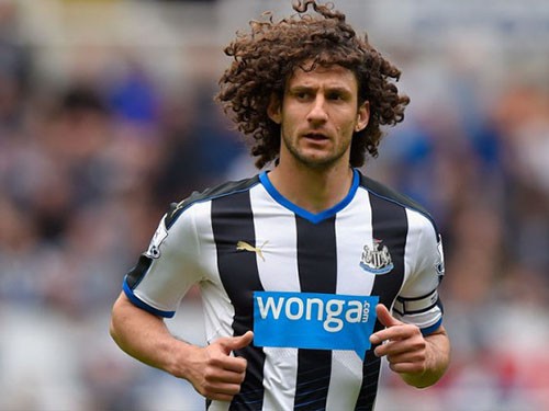 Đội trưởng Fabricio Coloccini ‘biếu không’ cho Arsenal bàn thắng mở tỉ số