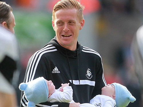 HLV Swansea City vất vả nhất Premier League: Monk mệt mỏi