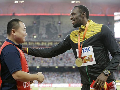 Nổi tiếng nhờ… đâm Usain Bolt