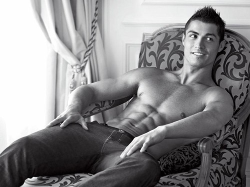 Ronaldo yêu nữ sinh vì… vòng 1 ngoại cỡ