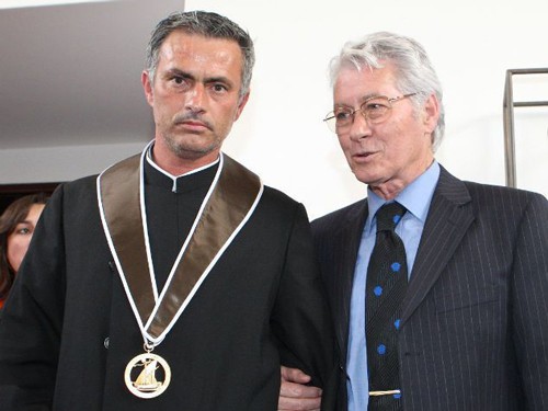 Jose Mourinho: Khốn đốn vì… bố ốm?