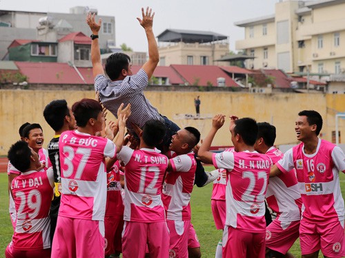 Lên V.League, Hà Nội “bơi” trong tiền thưởng