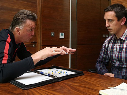 Gary Neville: “Móc túi đi thôi, Van Gaal!”