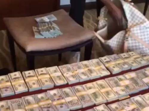 Mayweather lại khoe tiền