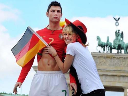 Vì sao Ronaldo thích đúc tượng chính mình?