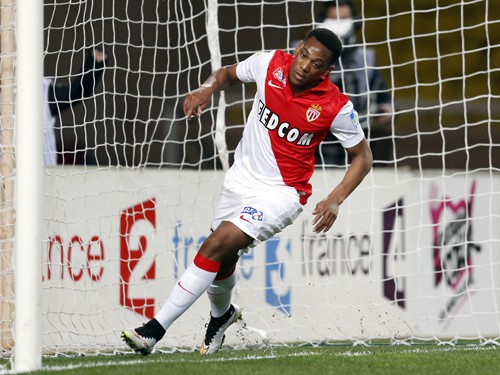 Phil Neville: “Thà mua Martial, còn hơn Cavani”