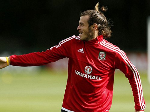 Gareth Bale và cái má ngoài cực ngoan khi lên tuyển
