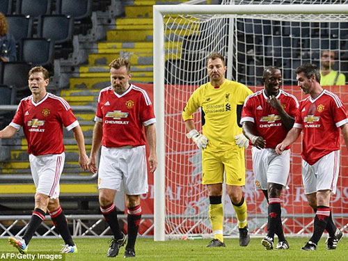 Man Utd nghiền nát Liverpool trong trận đấu của những huyền thoại