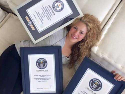 Shakira vẫn là nữ hoàng Facebook