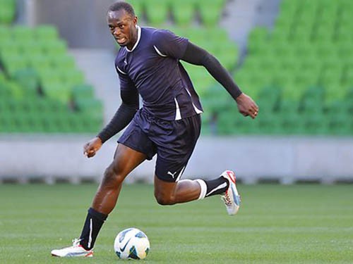 Usain Bolt vất vả vượt qua thử thách ‘quay cuồng cùng trái bóng’