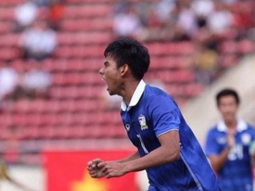 Ritthidet dứt điểm chéo góc hiểm hóc, ghi bàn thắng thứ 3 cho U19 Thái Lan