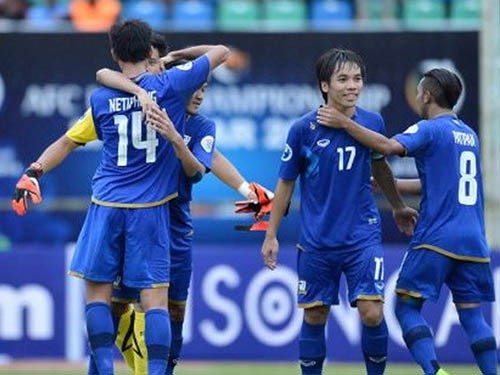 U19 Thái Lan may mắn vươn lên dẫn trước sau cú sút của Worachit