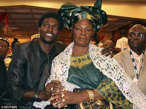 Adebayor hoang tưởng bị… mẹ đẻ yểm bùa?