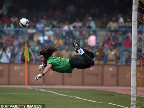 Bước sang tuổi ngũ tuần, Rene Higuita vẫn miệt mài luyện độc chiêu ‘bọ cạp’