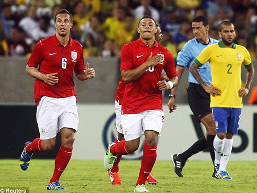 Chamberlain kiến tạo, Jagielka ‘cắt kéo’ làm bàn tuyệt đẹp trên sân tập