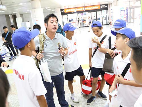 ĐT U.13 Bóng đá học đường Yamaha du đấu Nhật Bản: “Các con phải học… xếp hàng”