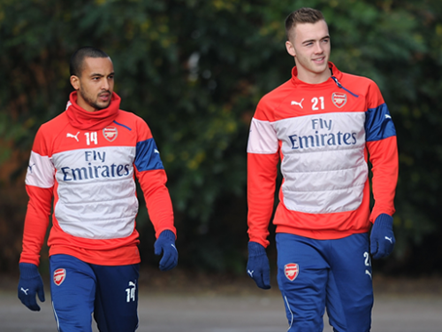 Vừa đua đã thua, Theo Walcott muối mặt trước CĐV nhí