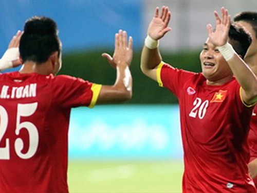 Phi Sơn ghi bàn thắng quý hơn vàng ở phút bù giờ