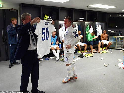 Rooney nhận quà đặc biệt từ HLV Roy Hodgson