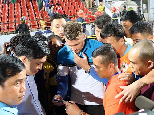 Giám đốc VPF Phạm Ngọc Viễn: “B.Bình Dương có thể tiêu cực nếu được trao Cúp sớm”
