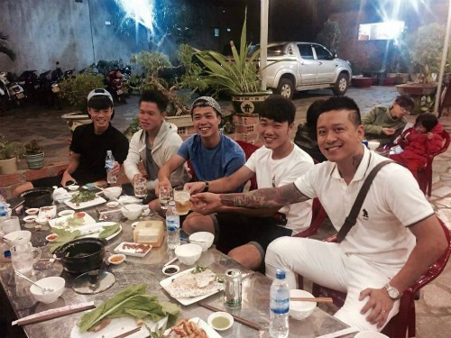 Tuấn Hưng động viên Công Phượng trước trận ĐT.LA
