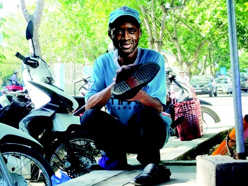 Anh em Toure  sang Việt Nam đánh giày