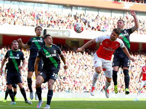 Arsenal 2-0 Stoke City: Giroud ấn định tỉ số, kéo pháo lên ngôi nhì